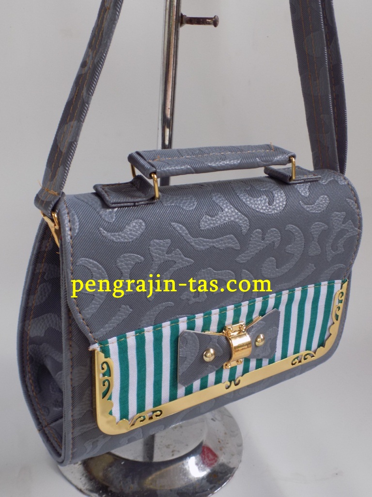 pengrajin-tas-kudus-0014-abu-abu